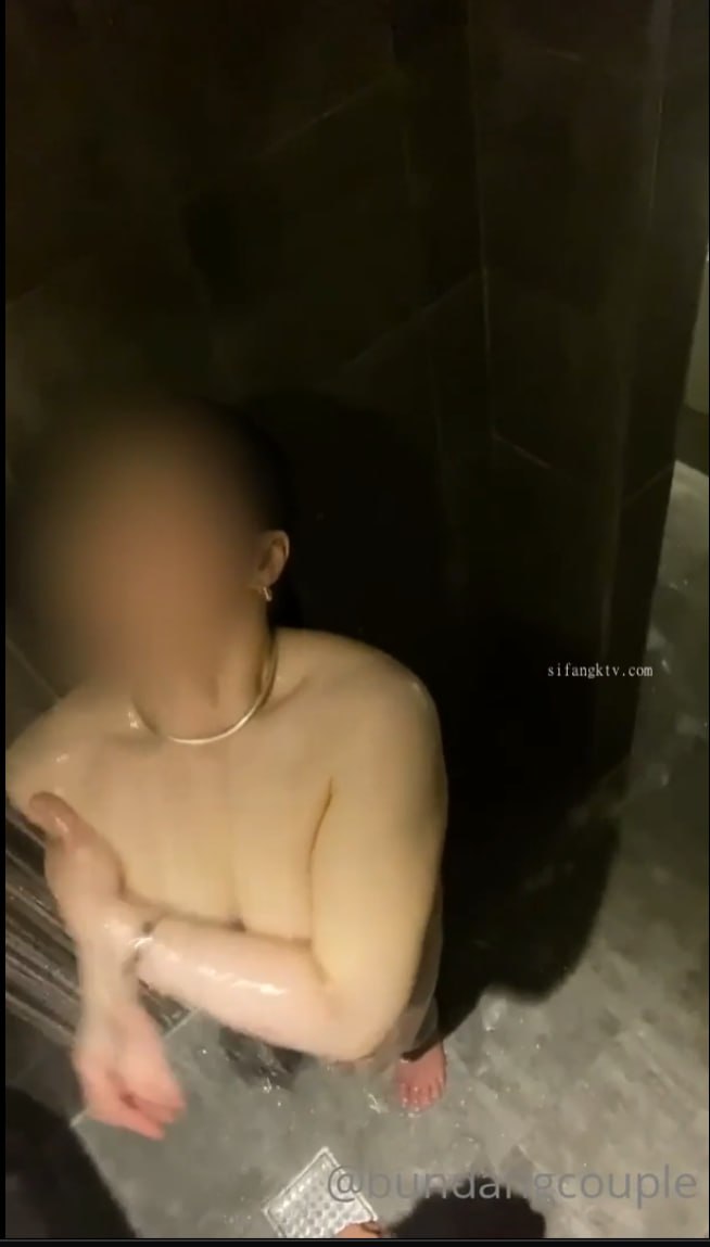 蜜桃美臀小女友，居家激情操逼，开档网袜情趣手铐，第一视角后入，抱着肥臀一顿操，特写视角更是诱惑